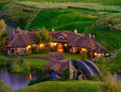 From Auckland: Hobbiton Movie Set & Waitomo Caves Guided Tour